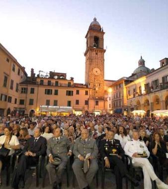 Il pubblico del Bancarella in piazza Repubblica   
