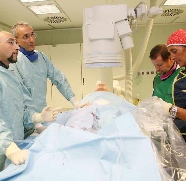 Un intervento chirurgico in sala operatoria 