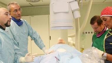 Un intervento chirurgico in sala operatoria