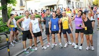 Foto di gruppo per un plotoncino di corridori pronti al via alla Corsa per l’Eritrea