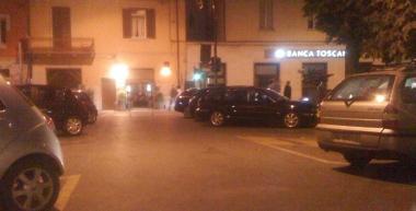 Auto in piazza Carducci di sera 