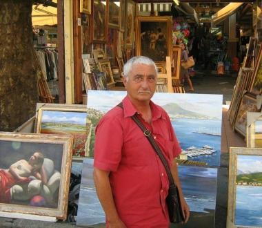 Guglielmo Piccolo davanti al suo banco 