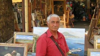 Guglielmo Piccolo davanti al suo banco