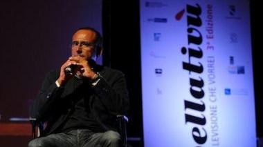 Carlo Conti sul palco di Bellativù e a lato Paola Cortellesi