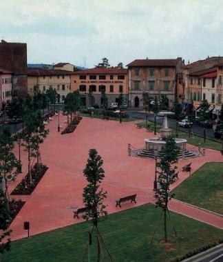 Una veduta della piazza Vittorio Emanuele del centro storico di Bientina     