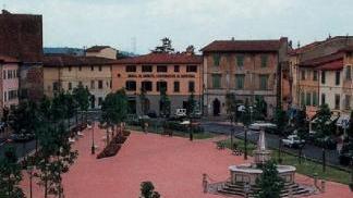 Una veduta della piazza Vittorio Emanuele del centro storico di Bientina