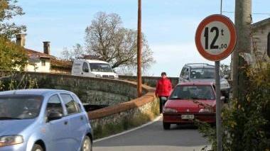 Il ponte di Caserana A destra il torrente Ombrone durante l’alluvione del dicembre 2009