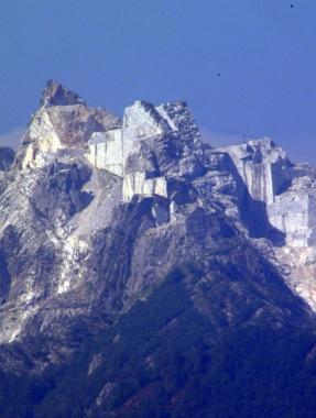 <b>ORO BIANCO.</b> Uno spettacolare panorama della cava delle Cervaiole sul Monte Altissimo vista dalla zona della piana di Querceta 