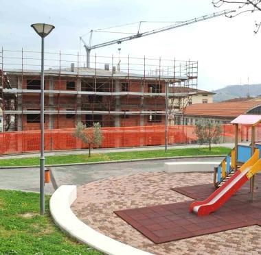 Lassessore allUrbanistica Fabrizio Ghelli e, sopra, un cantiere per abitazioni e aree verdi 