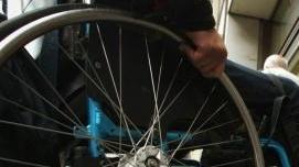 Disabile su una sedia a rotelle (foto d’archivio)