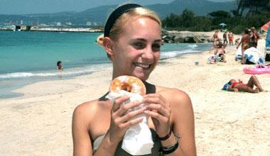 I venditori di bomboloni in spiaggia? Tutti al nero: multata una ditta