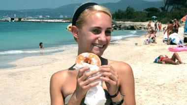 I venditori di bomboloni in spiaggia? Tutti al nero: multata una ditta