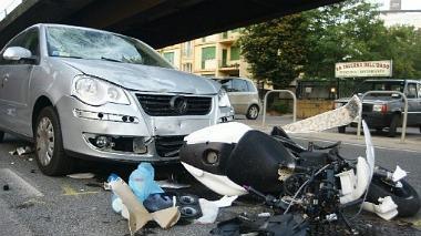 Col motorino contro l'auto, gravi due adolescenti