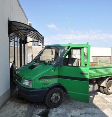 Il furgone da lavoro guidato dal cecinese 