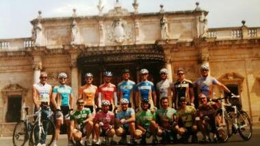 Il gruppo ciclistico Team Segifin Bob Molla che parteciperà alla Gran Fondo delle Dolomiti