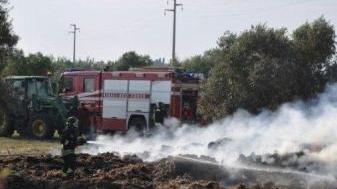 I vigili del fuoco mentre spengono le fiamme sulla 206