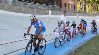 Un momento della corsa in bici dei bambini delle Boschetti Alberti insieme a Paolo Bettini
