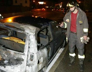 Unauto incendiata (foto darchivio) 