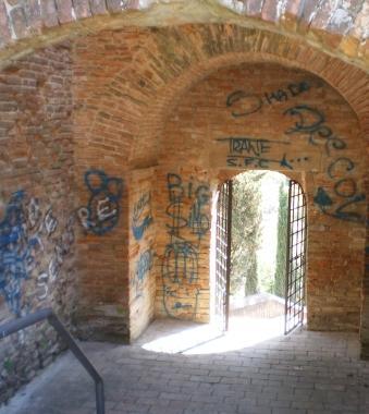 I muri di Parci Corsini imbrattati dai vandali con disegni e scritte      