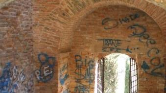 I muri di Parci Corsini imbrattati dai vandali con disegni e scritte