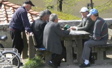 Un gruppo di anziani gioca a carte 