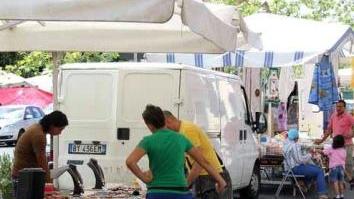 Banchi del mercato sul Viale Roma