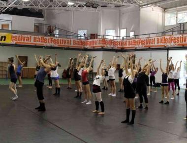 Un momento del Festival Ballet in corso alla ex Comasca     