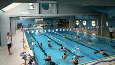 Allievi durante una lezione in piscina 