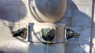 Le tre bocche di lupo in bronzo della fontana di Largo Shelley