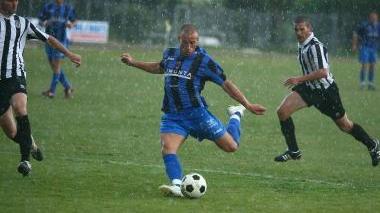 Federico Tamberi in azione sotto la pioggia