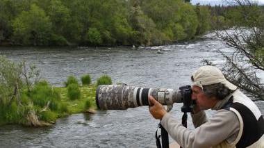 Fabrizio Antonelli impegnato a fotografare i grizzly