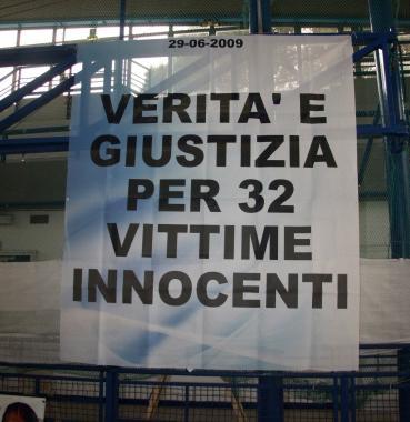 Lo striscione al Palazzetto 
