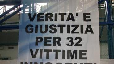Lo striscione al Palazzetto