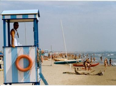 <b>SICUREZZA. </b>Un bagnino vigila la spiaggia (Foto darchivio)        