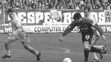 A sinistra Banchelli con la maglia dell’Empoli e sopra mentre scherza con Oliviero Di Stefano degli Allievi professionisti azzurri