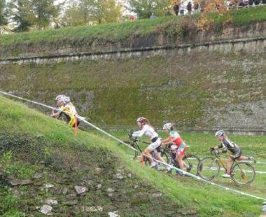 Una gara di ciclocross sugli spalti delle Mura 