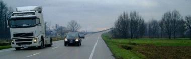 La via del Frizzone che conduce al nuovo casello dellautostrada non &egrave; illuminata e con il buio &egrave; molto pericolosa (Vip) 