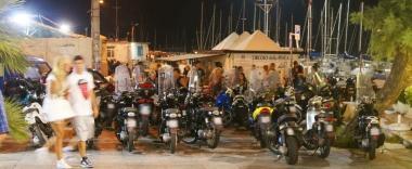 Queste foto sono state scattate nel tardo pomeriggio e intorno alle 22 di ieri. In alto si pu&ograve; notare lo schieramento degli scooter in sosta allingresso della piazzetta davanti al moletto Nazario Sauro. La altre immagini mostrano la difficolt&agrave; dei pedoni a muoversi sulle piazzette: con il passeggino &egrave; impossibile passare. E la situazione peggiora nei fine settimana. Due foto in basso, invece, mostrano alcuni giovani scooteristi che verso le 19 transitano tranquillamente sulla passeggiata a mare: forse sarebbe meglio chiamarla corsia preferenziale per i motorini... 