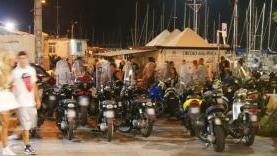 Queste foto sono state scattate nel tardo pomeriggio e intorno alle 22 di ieri. In alto si può notare lo schieramento degli scooter in sosta all’ingresso della piazzetta davanti al moletto Nazario Sauro. La altre immagini mostrano la difficoltà dei pedoni a muoversi sulle piazzette: con il passeggino è impossibile passare. E la situazione peggiora nei fine settimana. Due foto in basso, invece, mostrano alcuni giovani scooteristi che verso le 19 transitano tranquillamente sulla passeggiata a mare: forse sarebbe meglio chiamarla corsia preferenziale per i motorini...