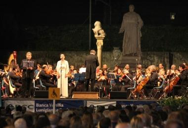 Il sindaco Lombardi sul palco di Piazza Duomo a Pietrasanta insieme alla presentatrice della serata 