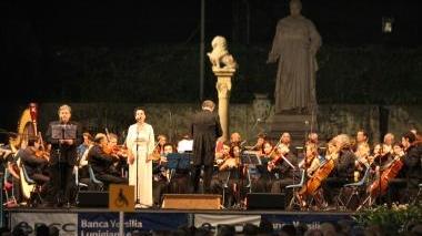Il sindaco Lombardi sul palco di Piazza Duomo a Pietrasanta insieme alla presentatrice della serata