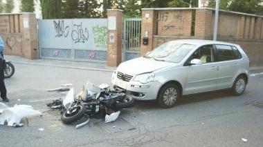I mezzi distrutti dopo lo scontro Il motorino è in frantumi