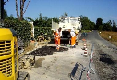 Operai al lavoro per una perdita dacqua; accanto Elisa Parziale 