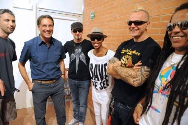 Gli Skunk Ananasie alla conferenza stampa di ieri con il sindaco Berti Sotto Skin sul palco  