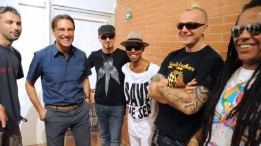 Gli Skunk Ananasie alla conferenza stampa di ieri con il sindaco Berti Sotto Skin sul palco