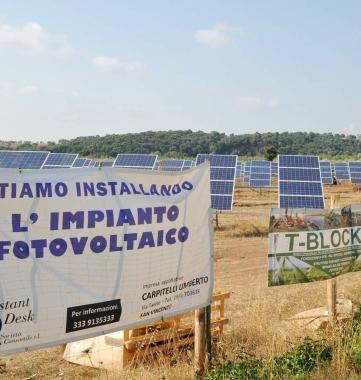 La distesa di pannelli solari a Calzalunga e limpianto in costruzione a pochi metri di distanza dalla casa della famiglia Volpi 