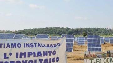 La distesa di pannelli solari a Calzalunga e l’impianto in costruzione a pochi metri di distanza dalla casa della famiglia Volpi