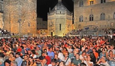 In piazza Duomo sono attese migliaia di persone a partire da questa sera Per tre giorni Pistoia sar&agrave; il regno della musica 