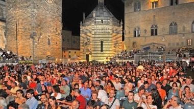 In piazza Duomo sono attese migliaia di persone a partire da questa sera Per tre giorni Pistoia sarà il regno della musica