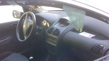 <b>PAURA.</b> I rilievi della polizia a San Marco e il vetro sfondato dai rapinatori